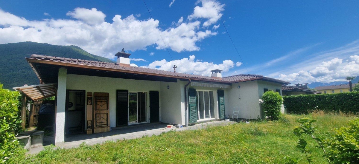 CASA UNIFAMIGLIARE CON GIARDINO CASA UNIFAMIGLIARE CON GIARDINO